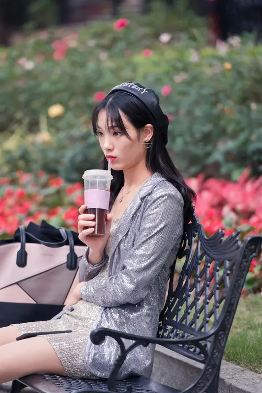 [魔镜街拍] 066 御风街拍 在沙面公园搭讪的肉丝甜美小姐姐九月 - 魔镜街拍